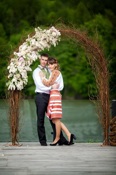 Casamento recém-casado abraçando ao lado de um lago — Fotografia de Stock