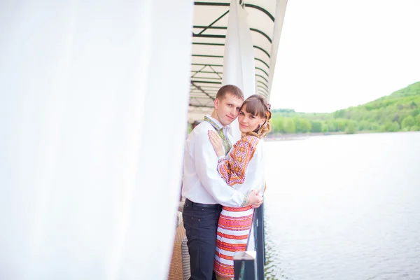 Boda feliz pareja en el lago —  Fotos de Stock