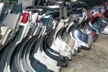 Satış ve geri dönüşüm için kullanılan otomobil parçaları