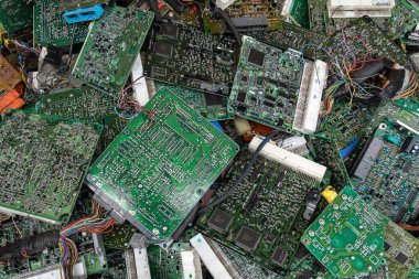 Hurdalık, seçici bir odak ile geri dönüşüm için elektronik devre kartı atığı. Ana pano elektronik atığı