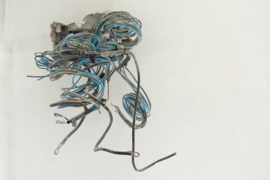 Elektrik kutusu ve beton duvardaki elektrik kabloları.