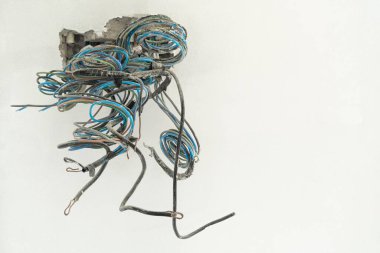 Elektrik kutusu ve beton duvardaki elektrik kabloları.