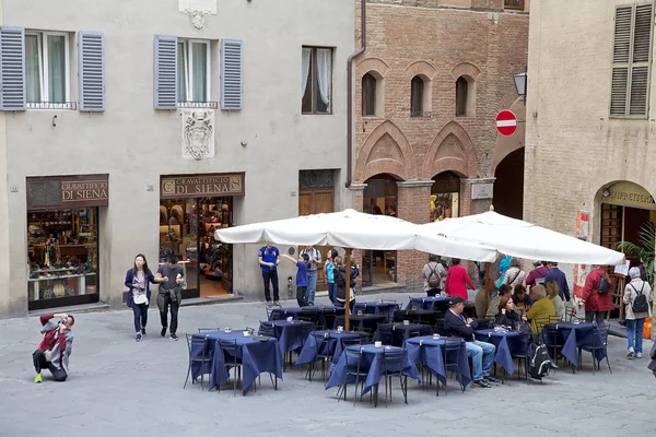 Gatan i gamla Siena, Toscana, Italien — Stockfoto