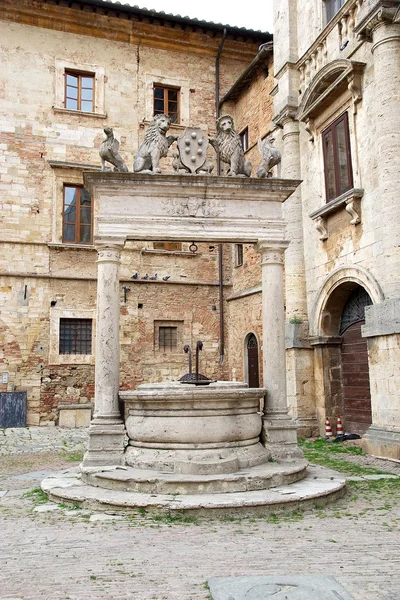Poço antigo em Montepulciano, Toscana, itália — Fotografia de Stock