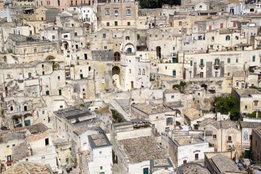 Matera, İtalya 'daki Sassi. Matera Sassileri, İtalya 'nın Matera kentinde bulunan Sasso Caveoso ve Sasso Barisano adlı iki bölgeden oluşmaktadır.. 