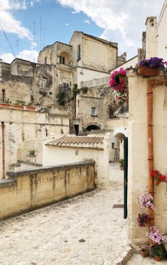 Matera, İtalya 'da Matera Sassi caddesinde. Matera Sassileri, İtalya 'nın Matera kentinde bulunan Sasso Caveoso ve Sasso Barisano adlı iki bölgeden oluşmaktadır.