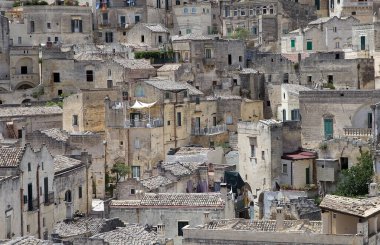 Matera, İtalya 'daki Sassi. Matera Sassileri, İtalya 'nın Matera kentinde bulunan Sasso Caveoso ve Sasso Barisano adlı iki bölgeden oluşmaktadır.. 
