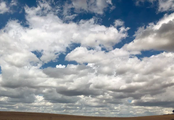 Increíble Cielo Con Nubes Sobre Campo Cerca Matera Basilicata Italia —  Fotos de Stock