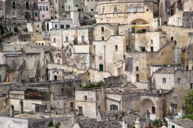 Matera, İtalya 'daki Sassi. Matera Sassileri, İtalya 'nın Matera kentinde bulunan Sasso Caveoso ve Sasso Barisano adlı iki bölgeden oluşmaktadır.. 