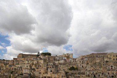 Matera, İtalya 'daki Sassi. Matera Sassileri, İtalya 'nın Matera kentinde bulunan Sasso Caveoso ve Sasso Barisano adlı iki bölgeden oluşmaktadır.. 