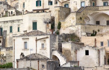 Matera, İtalya 'daki Sassi. Matera Sassileri, İtalya 'nın Matera kentinde bulunan Sasso Caveoso ve Sasso Barisano adlı iki bölgeden oluşmaktadır.. 