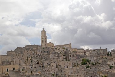 Matera, İtalya 'daki Sassi. Matera Sassileri, İtalya 'nın Matera kentinde bulunan Sasso Caveoso ve Sasso Barisano adlı iki bölgeden oluşmaktadır.. 