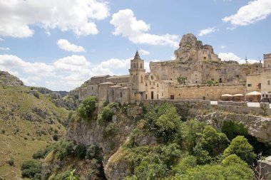 Matera, İtalya 'daki Matera ve Gravina Nehri Kanyonu' nun Sassi 'si. Matera Sassileri, İtalya 'nın Matera, Basilicata kentindeki Sasso Caveoso ve Sasso Barisano adlı iki bölgedir.