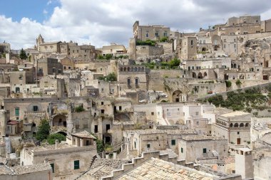 Matera, İtalya 'daki Sassi. Matera Sassileri, İtalya 'nın Matera kentinde bulunan Sasso Caveoso ve Sasso Barisano adlı iki bölgeden oluşmaktadır.. 