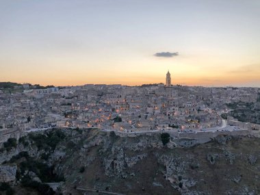 Matera 'nın Sassi' si gün batımında Matera, İtalya 'da. Matera Sassileri, İtalya 'nın Matera kentinde bulunan Sasso Caveoso ve Sasso Barisano adlı iki bölgeden oluşmaktadır.. 