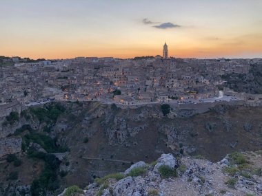 Matera 'nın Sassi' si gün batımında Matera, İtalya 'da. Matera Sassileri, İtalya 'nın Matera kentinde bulunan Sasso Caveoso ve Sasso Barisano adlı iki bölgeden oluşmaktadır.. 