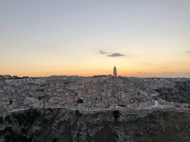 Matera 'nın Sassi' si gün batımında Matera, İtalya 'da. Matera Sassileri, İtalya 'nın Matera kentinde bulunan Sasso Caveoso ve Sasso Barisano adlı iki bölgeden oluşmaktadır.. 