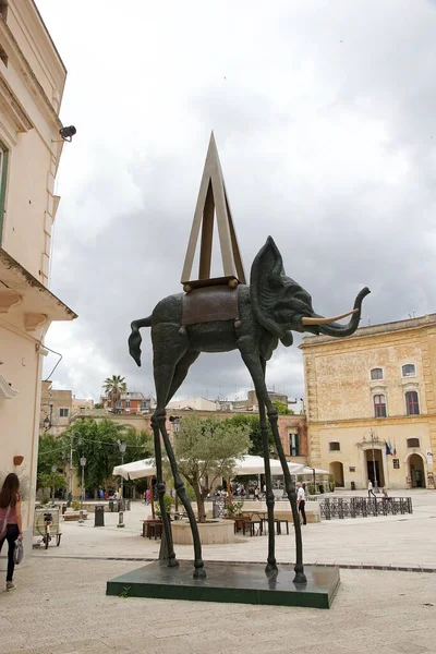 Space Elephant Dali Sassi Matera Italy 마테라의 사시는 이탈리아의 마테라의 — 스톡 사진