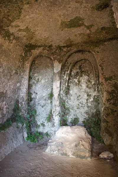 意大利Basilicata的Matera所在的格拉维纳河峡谷边的Rupestrian教堂 意大利城市马特拉以其自古石器时代以来居住的古老洞穴而闻名 — 图库照片