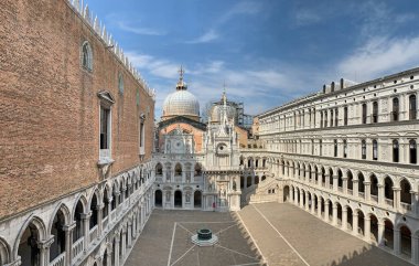 Doge Palace 'ın avlusu olan Paazzo Ducale Venedik Gotik tarzı bir saray olup, İtalya' nın kuzeyindeki Venedik şehrinin ana simgelerinden biridir. 1340 'ta inşa edildi ve 1923' te müze oldu.