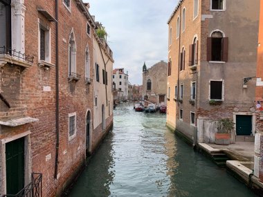 Venedik 'te kanal boyunca binalar, İtalya' nın kuzeydoğusunda bir şehir ve Venedik bölgesinin başkenti. Kanallarla ayrılmış ve 400 'den fazla köprüyle birbirine bağlı 118 adalık bir grupta yer almaktadır.