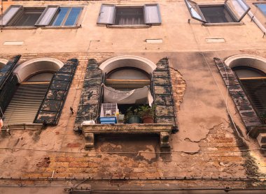 Venedik caddesi boyunca eski bir sarayın penceresi, İtalya 'nın kuzeydoğusunda bir şehir ve Venedik bölgesinin başkenti.
