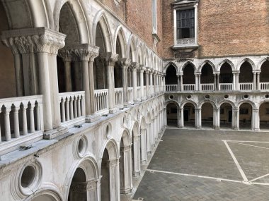 Doge Sarayı 'nın avlusu olan Paazzo Ducale Venedik Gotik tarzında inşa edilmiş bir saraydır ve İtalya' nın kuzeyindeki Venedik şehrinin ana simgelerinden biridir. 1340 'ta inşa edildi ve 1923' te müze oldu.