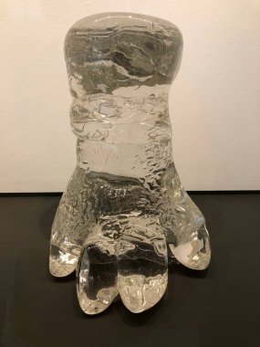 Deborah Czeresko tarafından izdiham yaratıldı. 2011-2018 yılları arasında taş gibi bir cam. Bir sürü hayvan ve kuş ayağı. Sanatçının Koleksiyonu