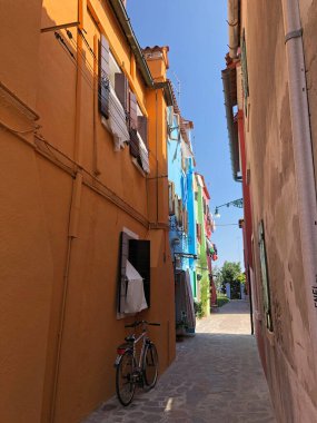 Burano 'daki parlak renkli evler, İtalya' nın kuzeyindeki Venedik Gölündeki ada, Venedik, İtalya. Burano, Torcello yakınlarında, lagünün kuzey ucunda bir adadır. Ana ekonomi turizm..