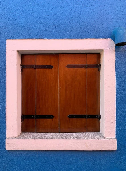 Window Brightly Coloured Houses Burano Island Venetian Lagoon Northern Italy — Stock Photo, Image