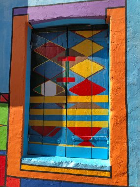 Burano 'daki parlak renkli evler, İtalya' nın kuzeyindeki Venedik Gölündeki ada, Venedik, İtalya. Burano, Torcello yakınlarında, lagünün kuzey ucunda bir adadır. Ana ekonomi turizm..