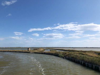 Valli di Comacchio, Comacchio 'nun balık havzası, kuzey İtalya' daki Emilia-Romagna bölgesinin Adriyatik kıyısına yakın Comacchio 'nun güneyinde yer alan bir dizi tuzlu su gölü. Bölge Parco del Delta del P bölgesinde yer almaktadır.