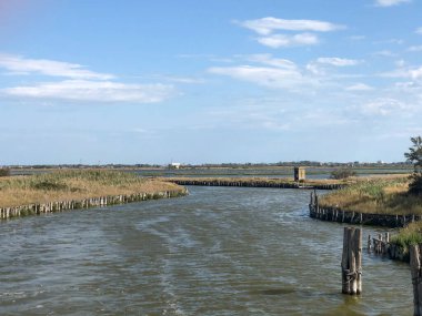 Valli di Comacchio, Comacchio 'nun balık havzası, kuzey İtalya' daki Emilia-Romagna bölgesinin Adriyatik kıyısına yakın Comacchio 'nun güneyinde yer alan bir dizi tuzlu su gölü. Bölge Parco del Delta del P bölgesinde yer almaktadır.