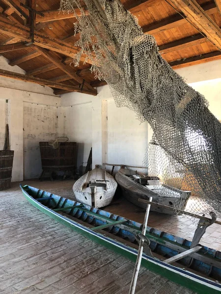 コマッキオの漁場の伝統的な漁船 コマッキオの魚盆地 北イタリアのエミリア ロマーニャ地方のアドリア海沿岸に近いコマッキオの南に位置する連続した汽船ラグーン — ストック写真