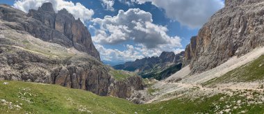 Dolomitlerdeki Rosengarten grubu. Dolomitler, İtalya 'nın kuzeydoğusunda bir sıradağdır. Güney kireçtaşı Alpleri 'nin bir kısmını oluştururlar ve batıdaki Adige Nehri' nden doğudaki Piave Vadisi 'ne kadar uzanırlar.. 