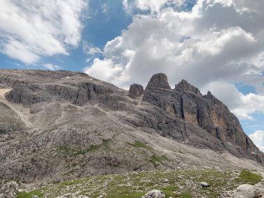 Dolomitlerdeki Rosengarten grubu. Dolomitler, İtalya 'nın kuzeydoğusunda bir sıradağdır. Güney kireçtaşı Alpleri 'nin bir kısmını oluştururlar ve batıdaki Adige Nehri' nden doğudaki Piave Vadisi 'ne kadar uzanırlar.. 