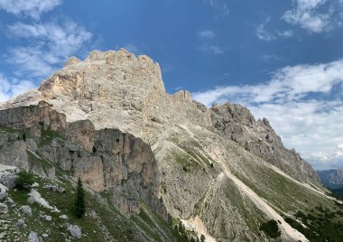 Dolomitlerdeki Rosengarten grubu. Dolomitler, İtalya 'nın kuzeydoğusunda bir sıradağdır. Güney kireçtaşı Alpleri 'nin bir kısmını oluştururlar ve batıdaki Adige Nehri' nden doğudaki Piave Vadisi 'ne kadar uzanırlar.. 