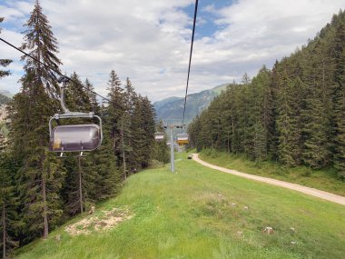 Dolomitlerdeki Rosengarten grubu. Dolomitler, İtalya 'nın kuzeydoğusunda bir sıradağdır. Güney kireçtaşı Alpleri 'nin bir kısmını oluştururlar ve batıdaki Adige Nehri' nden doğudaki Piave Vadisi 'ne kadar uzanırlar.. 