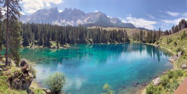 Carezza Gölü, İtalya 'nın Alto Adige kentinde, Bolzano' ya 25 km uzaklıkta bulunan küçük bir alp gölüdür. Göl batı Dolomitlerde Latemarwald 'ın kıyısında yer almaktadır.