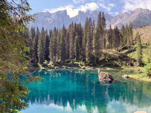 Carezza Gölü, İtalya 'nın Alto Adige kentinde, Bolzano' ya 25 km uzaklıkta bulunan küçük bir alp gölüdür. Göl batı Dolomitlerde Latemarwald 'ın kıyısında yer almaktadır.