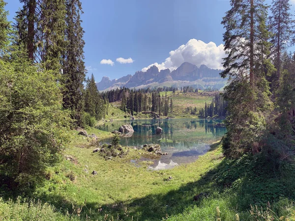 Lac Carezza Est Petit Lac Alpin Situé Dans Les Dolomites — Photo