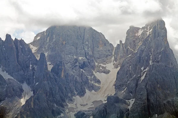白云岩是意大利东北部的一个山脉 位于白云岩的最高峰 它们是南石灰岩阿尔卑斯山的一部分 从西部的阿迪吉河一直延伸到东部的皮亚夫山谷 — 图库照片
