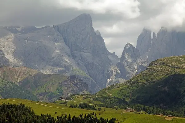 白云岩中的帕拉群 白云石是意大利东北部的一个山脉 它们是南石灰岩阿尔卑斯山的一部分 从西部的阿迪吉河一直延伸到东部的皮亚夫山谷 — 图库照片