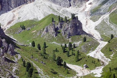 Dolomitler İtalya 'nın kuzeydoğusunda yer alan bir dağ silsilesidir. Güney kireçtaşı Alpleri 'nin bir kısmını oluştururlar ve batıdaki Adige Nehri' nden doğudaki Piave Vadisi 'ne kadar uzanırlar.. 
