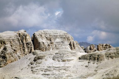 Dolomitlerdeki Sella grubu. Dolomitler, İtalya 'nın kuzeydoğusunda bir sıradağdır. Güney kireçtaşı Alpleri 'nin bir kısmını oluştururlar ve batıdaki Adige Nehri' nden doğudaki Piave Vadisi 'ne kadar uzanırlar.. 