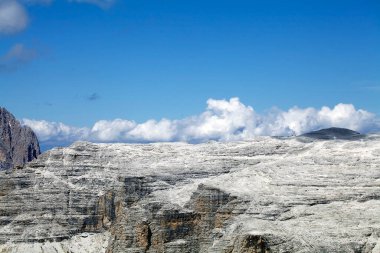 Dolomitlerdeki Sella grubunda manzara. Dolomitler, İtalya 'nın kuzeydoğusunda bir sıradağdır. Güney kireçtaşı Alpleri 'nin bir kısmını oluştururlar ve batıdaki Adige Nehri' nden doğudaki Piave Vadisi 'ne kadar uzanırlar..