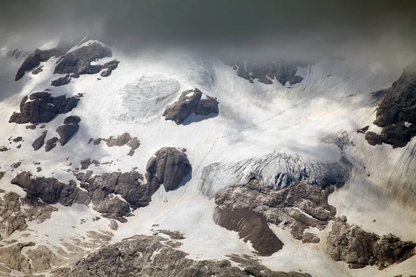 在白云石的Sella群中远足白云石是意大利东北部的一个山脉 它们是南石灰岩阿尔卑斯山的一部分 从西部的阿迪吉河一直延伸到东部的皮亚夫山谷 — 图库照片