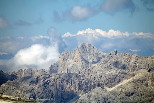 赛拉在白云石 白云石是意大利东北部的一个山脉 它们是南石灰岩阿尔卑斯山的一部分 从西部的阿迪吉河一直延伸到东部的皮亚夫山谷 — 图库照片