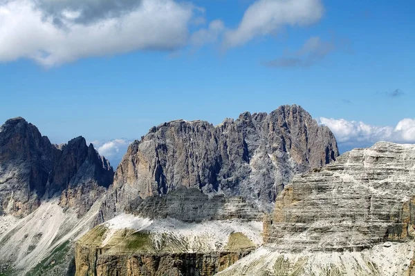 在白云石的Sella群中的风景 白云石是意大利东北部的一个山脉 它们是南石灰岩阿尔卑斯山的一部分 从西部的阿迪吉河一直延伸到东部的皮亚夫山谷 — 图库照片