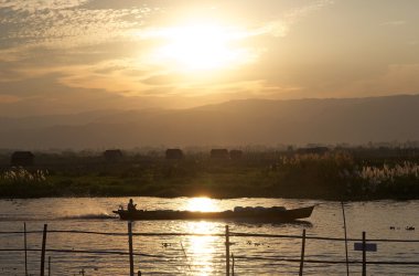 Gün batımında Inle Gölü